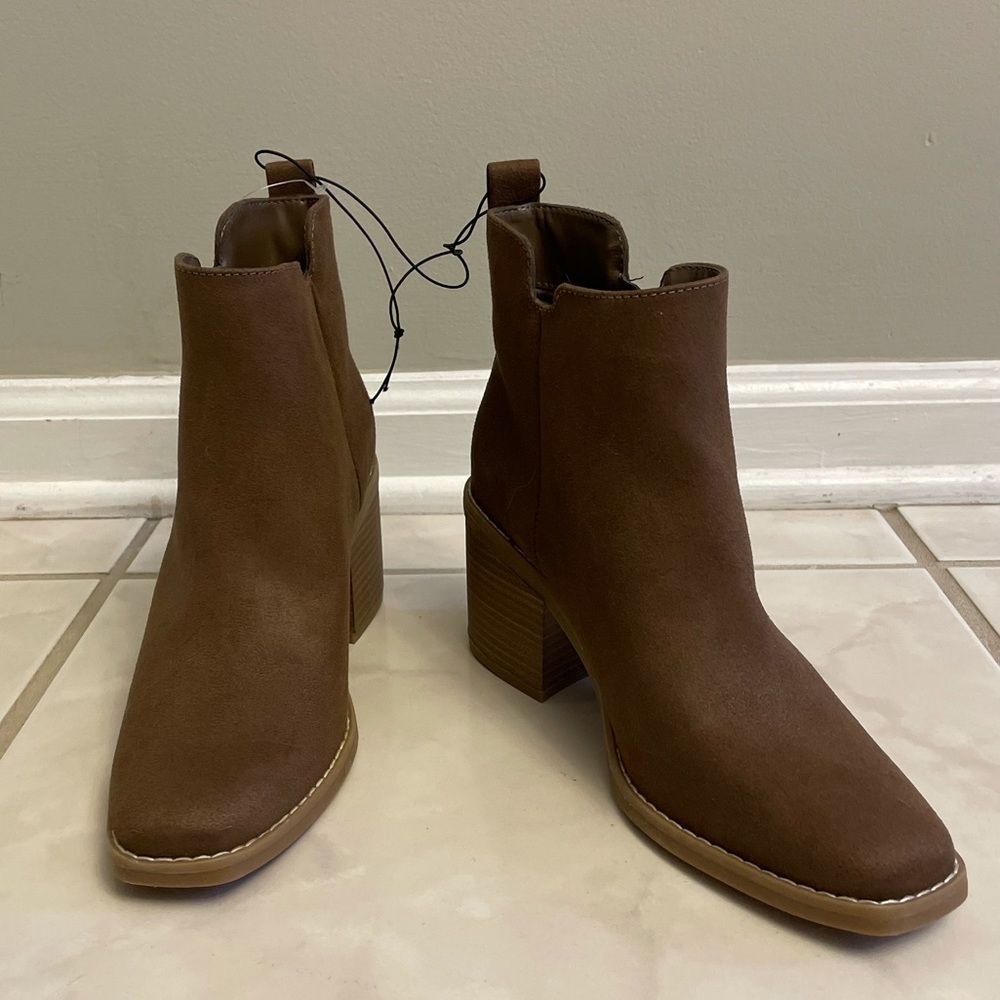 Universal Thread Boots Size 7